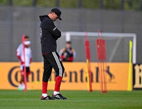 22.09.2026, Fussball DFB-Nationalmannschaft Deutschland, Trainingslager in Herzogenaurach, im Homeground bei ADIDAS, vor den UEFA Nations League Spielen, Training der Nationalmannschaft vor der anwesenden Presse. Trainer Jürgen Klopp (Deutschland) nachdenklich.