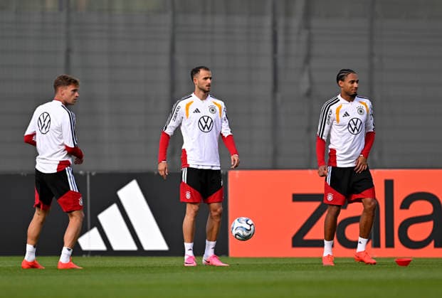22.09.2026, Fussball DFB-Nationalmannschaft Deutschland, Trainingslager in Herzogenaurach, im Homeground bei ADIDAS, vor den UEFA Nations League Spielen, Training der Nationalmannschaft vor der anwesenden Presse. v.l. Joshua Kimmich (Deutschland), Max Rosenfelder (Deutschland) und Kevin Schade (Deutschland).
