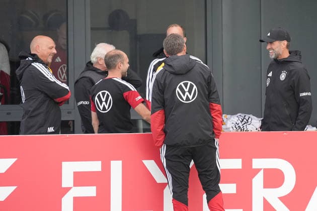 Bundestrainer Jürgen Klopp (Deutschland Germany) beim Trainerstab mit Marc Kosicke (l., Berater Trainerstab) - Herzo Base 22.09.2026: Deutsche Nationalmannschaft Nations League Vorbereitung, Home Ground, HerzoBase, World of Adidas, Herzogenaurach