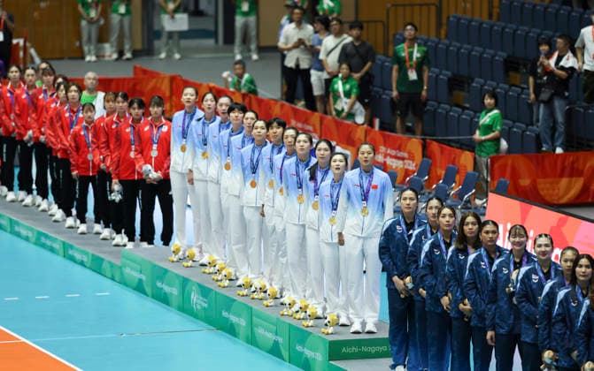 (260922) -- KOMAKI, Sept. 22, 2026 -- Gold medalists team China (C), silver medalists team Japan (L) and bronze medalists team Thailand are seen during the awarding ceremony after the final match of Women s Volleyball between China and Japan at the 20th Asian Games Aichi-Nagoya 2026 in Komaki, Japan, Sept. 22, 2026. ) (SP)JAPAN-KOMAKI-ASIAN GAMES-VOLLEYBALL-WOMEN S FINAL-CHN VS JPN JiaxHaocheng 