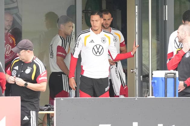 Younes Ebnoutalib (Deutschland Germany) kommt aus dem Fitnessraum mit Max Rosenfelder (Deutschland Germany), Joshua Kimmich (Deutschland Germany) - Herzo Base 22.09.2026: Deutsche Nationalmannschaft Nations League Vorbereitung, Home Ground, HerzoBase, World of Adidas, Herzogenaurach