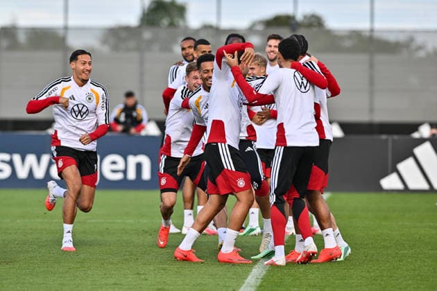 Medienaktivitäten DFB, 22.09.2026 HERZOGENAURACH, GERMANY; 22. SEPTEMBER: im Bild die Spieler der deutschen Nationalelf haben Spass Teamgeist Zusammenhalt bei der ersten Trainingseinheit der Nationalmannschaft unter Jürgen KLOPP auf dem Trainingsgelände von Adidas in Herzogenaurach Copyright: xBEAUTIFULxSPORTS Goldbergx