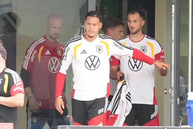Younes Ebnoutalib (Deutschland Germany) kommt aus dem Fitnessraum mit Philipp Treu (Deutschland Germany), Joshua Kimmich (Deutschland Germany) - Herzo Base 22.09.2026: Deutsche Nationalmannschaft Nations League Vorbereitung, Home Ground, HerzoBase, World of Adidas, Herzogenaurach