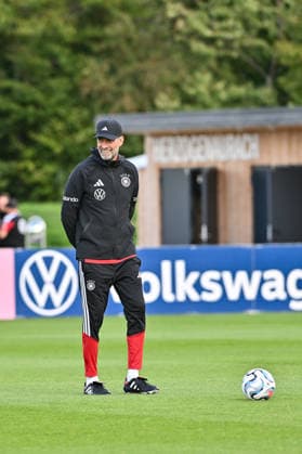 Medienaktivitäten DFB, 22.09.2026 HERZOGENAURACH, GERMANY; 22. SEPTEMBER: im Bild neu Nationaltrainer Jürgen KLOPP bei der ersten Trainingseinheit der Nationalmannschaft unter Jürgen KLOPP auf dem Trainingsgelände von Adidas in Herzogenaurach Copyright: xBEAUTIFULxSPORTS Goldbergx