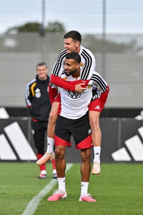 Medienaktivitäten DFB, 22.09.2026 HERZOGENAURACH, GERMANY; 22. SEPTEMBER: im Bild Josha VAGNOMAN vom VfB Stuttgart und Yannick ENGELHARDT vom SC Freiburg bei der ersten Trainingseinheit der Nationalmannschaft unter Jürgen KLOPP auf dem Trainingsgelände von Adidas in Herzogenaurach Copyright: xBEAUTIFULxSPORTS Goldbergx