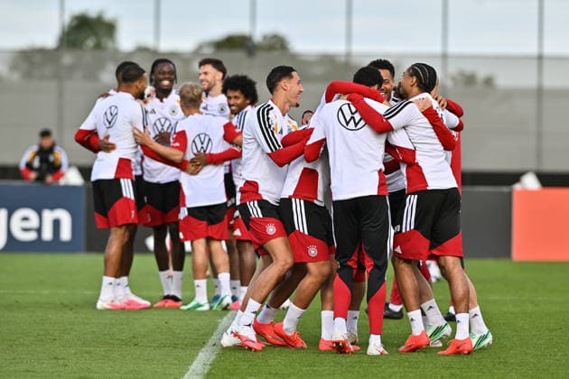 Medienaktivitäten DFB, 22.09.2026 HERZOGENAURACH, GERMANY; 22. SEPTEMBER: im Bild die Spieler der deutschen Nationalelf haben Spass Teamgeist Zusammenhalt bei der ersten Trainingseinheit der Nationalmannschaft unter Jürgen KLOPP auf dem Trainingsgelände von Adidas in Herzogenaurach Copyright: xBEAUTIFULxSPORTS Goldbergx