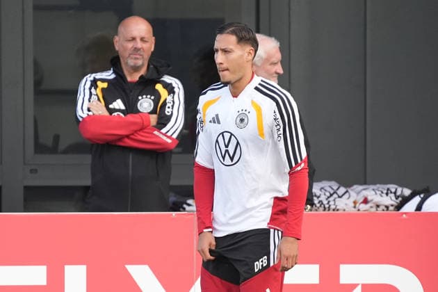 Berater Trainerstab Marc Kosicke (Deutschland Germany) hat Younes Ebnoutalib (Deutschland Germany) im Blick - Herzo Base 22.09.2026: Deutsche Nationalmannschaft Nations League Vorbereitung, Home Ground, HerzoBase, World of Adidas, Herzogenaurach