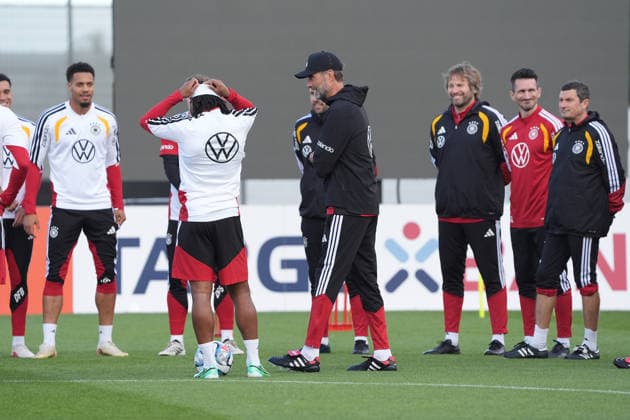 Ansprache vom neuen Bundestrainer Jürgen Klopp an die Mannschaft - Herzo Base 22.09.2026: Deutsche Nationalmannschaft Nations League Vorbereitung, Home Ground, HerzoBase, World of Adidas, Herzogenaurach