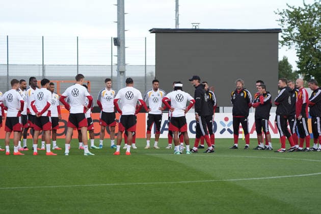 Ansprache vom neuen Bundestrainer Jürgen Klopp an die Mannschaft - Herzo Base 22.09.2026: Deutsche Nationalmannschaft Nations League Vorbereitung, Home Ground, HerzoBase, World of Adidas, Herzogenaurach