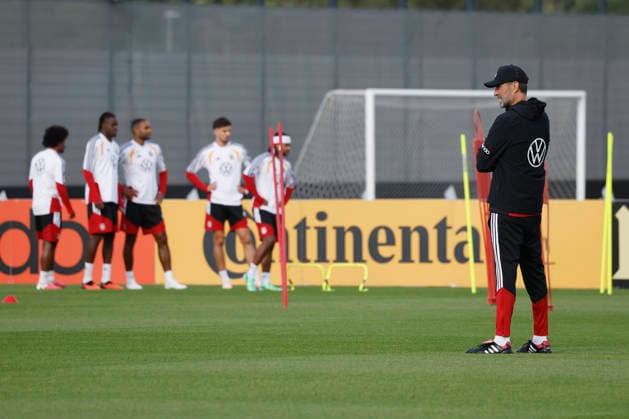 Im Bild: Nationaltrainer Juergen Klopp beobachtet seine Mannschaft beim Training 22.09.2026, Medientraining der deutschen Nationalmannschaft mit Juergen Klopp, Deutschland, Herzogenaurach, Medienzentrum, DFL REGULATIONS PROHIBIT ANY USE OF PHOTOGRAPHS AS IMAGE SEQUENCES AND OR QUASI-VIDEO. Copyright: HMBxMedia xJulienxBecker
