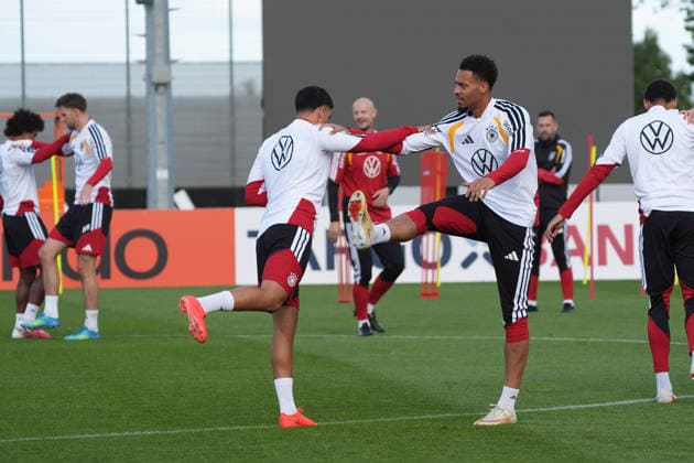 Felix Nmecha (Deutschland Germany), Nadiem Amiri (Deutschland Germany) beim Warmmachen - Herzo Base 22.09.2026: Deutsche Nationalmannschaft Nations League Vorbereitung, Home Ground, HerzoBase, World of Adidas, Herzogenaurach