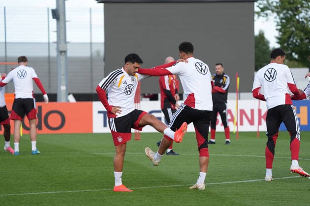 Felix Nmecha (Deutschland Germany), Nadiem Amiri (Deutschland Germany) beim Warmmachen - Herzo Base 22.09.2026: Deutsche Nationalmannschaft Nations League Vorbereitung, Home Ground, HerzoBase, World of Adidas, Herzogenaurach
