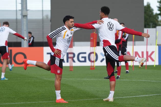 Felix Nmecha (Deutschland Germany), Nadiem Amiri (Deutschland Germany) beim Warmmachen - Herzo Base 22.09.2026: Deutsche Nationalmannschaft Nations League Vorbereitung, Home Ground, HerzoBase, World of Adidas, Herzogenaurach