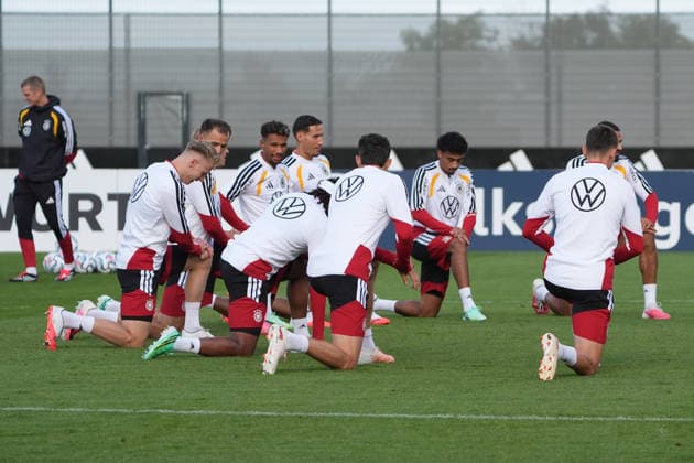Mannschaft macht sich warm - Herzo Base 22.09.2026: Deutsche Nationalmannschaft Nations League Vorbereitung, Home Ground, HerzoBase, World of Adidas, Herzogenaurach