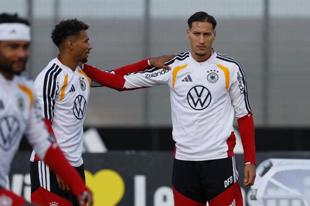 Im Bild: v.li. Bambase Conte und Younes Ebnoutalib 22.09.2026, Medientraining der deutschen Nationalmannschaft mit Juergen Klopp, Deutschland, Herzogenaurach, Medienzentrum, DFL REGULATIONS PROHIBIT ANY USE OF PHOTOGRAPHS AS IMAGE SEQUENCES AND OR QUASI-VIDEO. Copyright: HMBxMedia xJulienxBecker