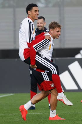 Im Bild: v.li. Jamal Musiala und Joshua Kimmich haben sichtlich Spass beim Training 22.09.2026, Medientraining der deutschen Nationalmannschaft mit Juergen Klopp, Deutschland, Herzogenaurach, Medienzentrum, DFL REGULATIONS PROHIBIT ANY USE OF PHOTOGRAPHS AS IMAGE SEQUENCES AND OR QUASI-VIDEO. Copyright: HMBxMedia xJulienxBecker