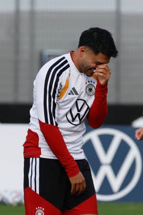 Im Bild: Nadiem Amiri hat sichtlich Spass beim Training 22.09.2026, Medientraining der deutschen Nationalmannschaft mit Juergen Klopp, Deutschland, Herzogenaurach, Medienzentrum, DFL REGULATIONS PROHIBIT ANY USE OF PHOTOGRAPHS AS IMAGE SEQUENCES AND OR QUASI-VIDEO. Copyright: HMBxMedia xJulienxBecker