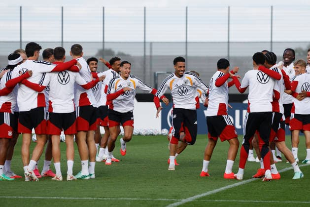 Im Bild: Die Spieler vom DFB-Team haben sichtlich Spass beim Training 22.09.2026, Medientraining der deutschen Nationalmannschaft mit Juergen Klopp, Deutschland, Herzogenaurach, Medienzentrum, DFL REGULATIONS PROHIBIT ANY USE OF PHOTOGRAPHS AS IMAGE SEQUENCES AND OR QUASI-VIDEO. Copyright: HMBxMedia xJulienxBecker