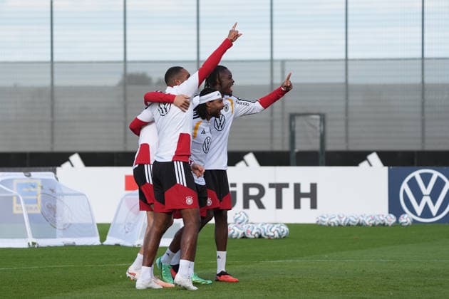 Siegesjubel bei den Spielformen Jonathan Tah (Deutschland Germany), Yann Aurel Bisseck, Serge Gnabry - Herzo Base 22.09.2026: Deutsche Nationalmannschaft Nations League Vorbereitung, Home Ground, HerzoBase, World of Adidas, Herzogenaurach