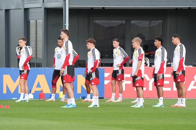 Mannschaft stellt sich auf zum Training - Herzo Base 22.09.2026: Deutsche Nationalmannschaft Nations League Vorbereitung, Home Ground, HerzoBase, World of Adidas, Herzogenaurach