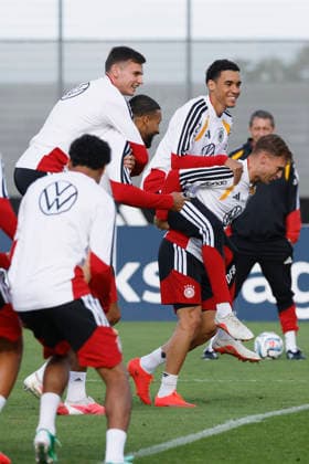 Im Bild: v.li. Yannik Engelhardt, Josha Vagnoman, Jamal Musiala und Joshua Kimmich haben sichtlich Spass beim Training 22.09.2026, Medientraining der deutschen Nationalmannschaft mit Juergen Klopp, Deutschland, Herzogenaurach, Medienzentrum, DFL REGULATIONS PROHIBIT ANY USE OF PHOTOGRAPHS AS IMAGE SEQUENCES AND OR QUASI-VIDEO. Copyright: HMBxMedia xJulienxBecker