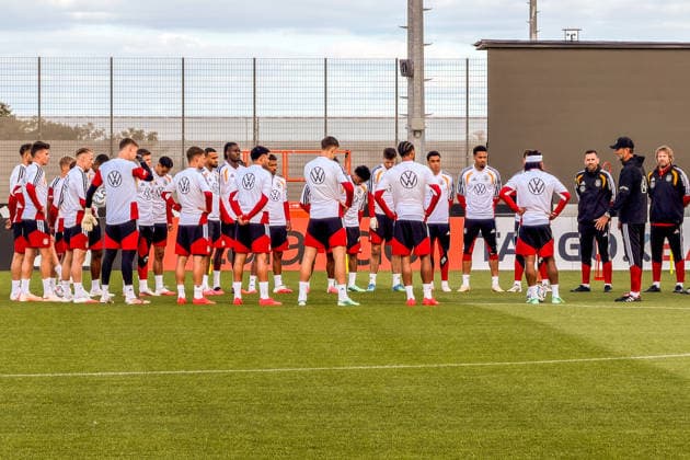 Bundestrainer Jürgen Klopp (Deutschland Germany) bei seiner Ansprache an die Mannschaft - Herzo Base 22.09.2026: Deutsche Nationalmannschaft Nations League Vorbereitung, Home Ground, HerzoBase, World of Adidas, Herzogenaurach