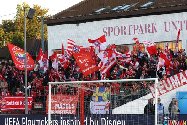 Fussball, Frauen Champions League, Saison 2026 2027, FC Bayern München - Manchester City, 1.Spieltag, Sportpark Unterhaching Fans des FC Bayern mit Fahmen, Schals, Stimmung, Choreo