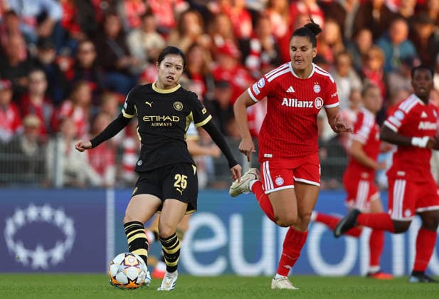 Football Women Uefa Champions League 2026 - 2027 Bayern Munchen vs Manchster City Hasegawa Yui of Manchester City ( L ) and Damnjanovic Jovana of Bayern Munich fight for the ball during the Women Uefa Champions League 2026 - 2027 football match between Bayern Munchen and Manchester City at Sportpark Stadium in Unterhaching , Bayern , Germany . September 22th , 2026 Copyright: xDavidexEliasx