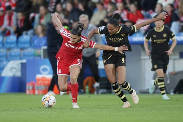 Bayerns 9 Jovana DAMNJANOVIC im Zweikampf mit Manchesters 4 ROSE. Frauenfussball: Muenchen - Manchester. Frauen - Fußball - Championsleague, FC Bayern München - Manchester City, Gruppenphase Saison 2026-2027, am 22.09.2026 in Unterhaching, S P O R T P A R K U N T E R H A C H I N G, Deutschland. Quelle Copyright Credit : Oryk HAIST