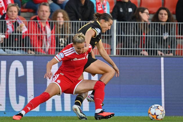 Giulia GWINN (FCB), Aktion,Zweikampf gegen Carlotta WAMSER (Manchester City) Fussball Champions League der Frauen , Ligaphase. FC Bayern Muenchen - Manchester City am 22.09.2026 Sportpark Unterhaching.