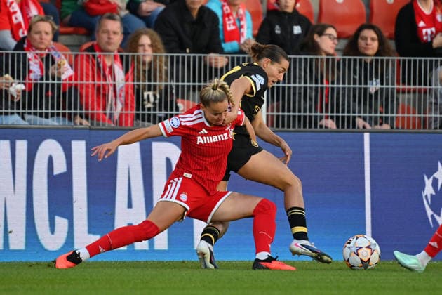 Giulia GWINN (FCB), Aktion,Zweikampf gegen Carlotta WAMSER (Manchester City) Fussball Champions League der Frauen , Ligaphase. FC Bayern Muenchen - Manchester City am 22.09.2026 Sportpark Unterhaching.