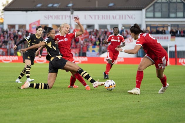Jade Rose (4 Manchester) und Pernille Harder (21 Bayern) in Aktion beim UEFA Womens Champions League Spiel FC Bayern München - Manchester City am 22.09.2026. Unterhaching uhlsport PARK Bayern Deutschland
