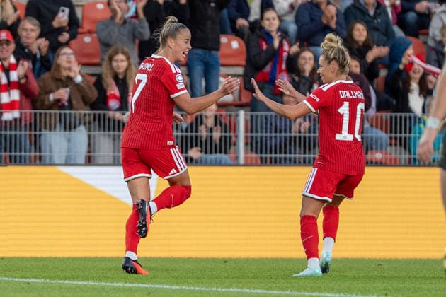 Giulia Gwinn (7 FC Bayern) und Linda Dallmann (10 FC Bayern) jubeln über das Tor zum 1-0 beim UEFA Womens Champions League Spiel FC Bayern München - Manchester City am 22.09.2026. Unterhaching uhlsport PARK Bayern Deutschland