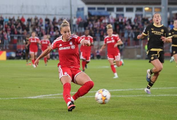 Bayerns 7 Giulia GWINN trifft ins Tor zum 1:0. Frauenfussball: Muenchen - Manchester. Frauen - Fußball - Championsleague, FC Bayern München - Manchester City, Gruppenphase Saison 2026-2027, am 22.09.2026 in Unterhaching, S P O R T P A R K U N T E R H A C H I N G, Deutschland. Quelle Copyright Credit : Oryk HAIST