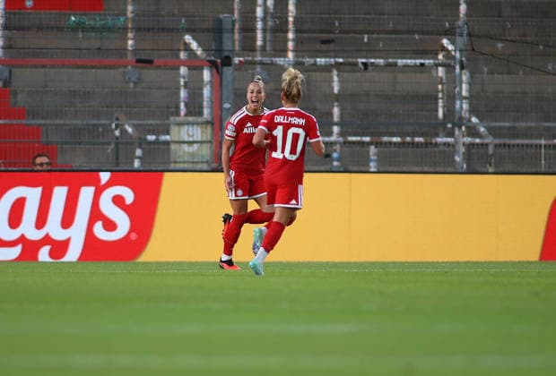 Fussball, Frauen Champions League, Saison 2026 2027, FC Bayern München - Manchester City, 1.Spieltag, Sportpark Unterhaching 1:0 durch Giulia Gwinn (FC Bayern München) Tor, Torjuble