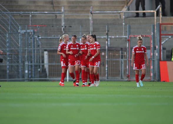 Fussball, Frauen Champions League, Saison 2026 2027, FC Bayern München - Manchester City, 1.Spieltag, Sportpark Unterhaching 1:0 durch Giulia Gwinn (FC Bayern München) Tor, Torjuble