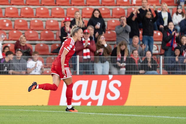Giulia Gwinn (7 FC Bayern) jubelt über das Tor zum 1-0 UEFA Womens Champions League Spiel FC Bayern München - Manchester City am 22.09.2026. Unterhaching uhlsport PARK Bayern Deutschland