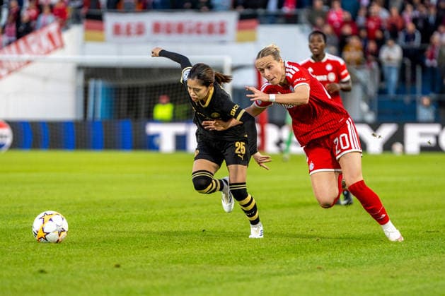 Yui Hasegawa (25 Manchester) und Franziska Kett (20 Bayern) in Aktion beim UEFA Womens Champions League Spiel FC Bayern München - Manchester City am 22.09.2026. Unterhaching uhlsport PARK Bayern Deutschland