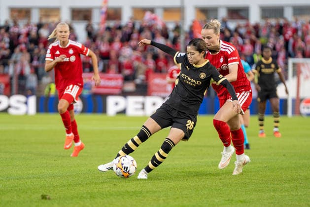 Yui Hasegawa (25 Manchester) und Franziska Kett (20 Bayern) in Aktion beim UEFA Womens Champions League Spiel FC Bayern München - Manchester City am 22.09.2026. Unterhaching uhlsport PARK Bayern Deutschland