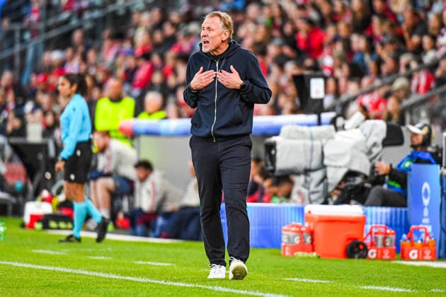 22.09.2026, Unterhaching, Deutschland. UEFA Women s Champions League, 1. Spieltag der Ligaphase: FC Bayern München Frauen gegen Manchester City. UWCL-Auftakt der FC Bayern Frauen und erstes UWCL-Pflichtspiel im neuen Zuhause Sportpark Unterhaching. AndrÃ e Jeglertz (Cheftrainer, Manchester City Frauen)