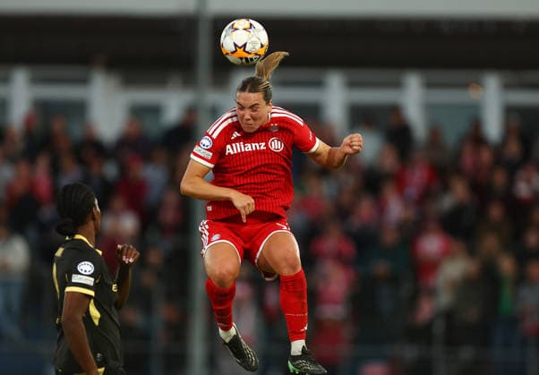 Football Women Uefa Champions League 2026 - 2027 Bayern Munchen vs Manchster City Gilles Vanessa of Bayern Munich ( R ) fights for the ball during the Women Uefa Champions League 2026 - 2027 football match between Bayern Munchen and Manchester City at Sportpark Stadium in Unterhaching , Bayern , Germany . September 22th , 2026 Copyright: xDavidexEliasx