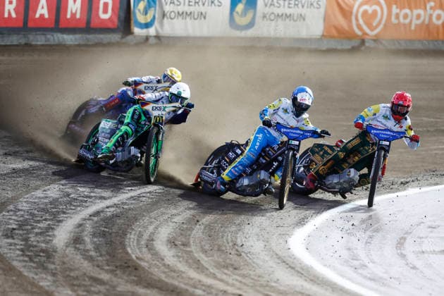 VÄSTERVIK, SVERIGE 20260922 Dackarnas Bastian Pedersen och Patryk Dudek mot Västerviks Mads Hansen och Max Fricke i första heatet under tisdagens avgörande SM-final i speedway mellan Västervik och Dackarna pa Hejla Arena i Västervik. VÄSTERVIK SVERIGE x60160x