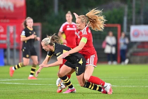 Glodis Perla VIGGOSDOTTIR (FCB), Aktion,Zweikampf gegen Beth MEAD (Manchester City). Fussball Champions League der Frauen , Ligaphase. FC Bayern Muenchen - Manchester City am 22.09.2026 Sportpark Unterhaching.