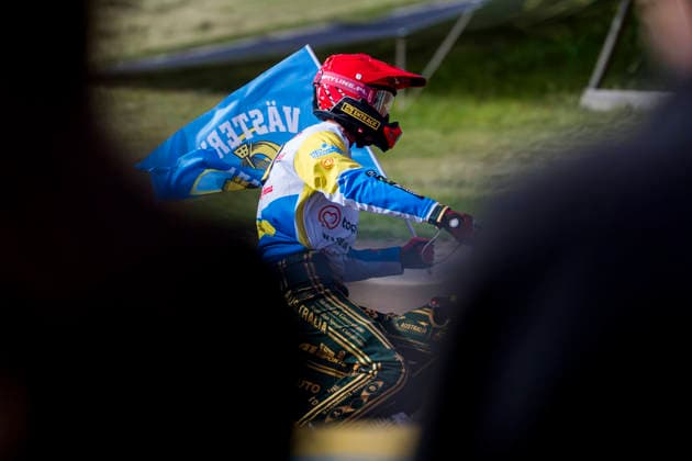 260922 Västerviks Max Fricke jublar under final tva i Elitserien mellan Västervik och Dackarna malilla den 22 september 2026 i Västervik. Copyright: OSCARxWALLIN BB260922BB447