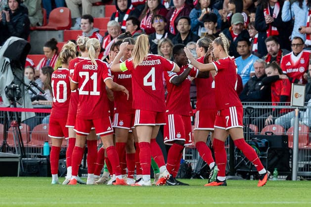 Abklatschen der Bayernspielerinnen vor Beginn der Partie GER, FC Bayern Muenchen Frauen vs. Manchester City WFC, UEFA Womans Champions League, Ligaphase, 1. Spieltag, Spielzeit 2026 2027, 22.09.2026 (DFL DFB REGULATIONS PROHIBIT ANY USE OF PHOTOGRAPHS as IMAGE SEQUENCES and or QUASI-VIDEO). Foto: HMB Media Franz Feiner Copyright: HMBxMedia FranzxFeiner