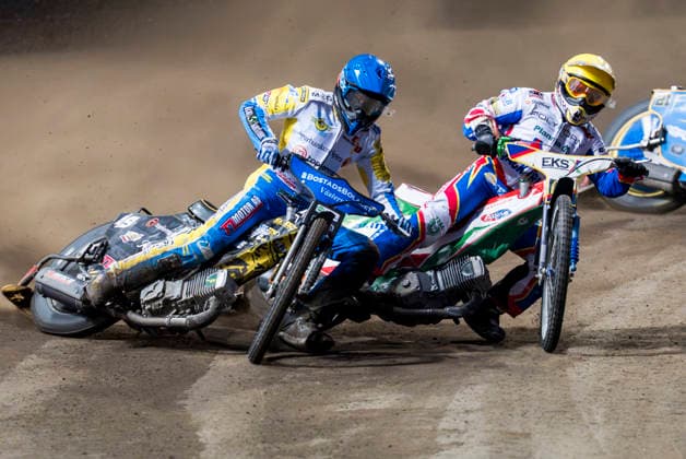 260922 Västerviks Anton Karlsson och Dackarna malillas Tomas Jonasson under final tva i Elitserien mellan Västervik och Dackarna malilla den 22 september 2026 i Västervik. Copyright: OSCARxWALLIN BB260922BB448
