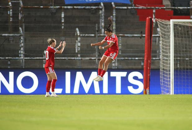 Fussball, Frauen Champions League, Saison 2026 2027, FC Bayern München - Manchester City, 1.Spieltag, Sportpark Unterhaching 2:0 durch ein Eigentor durch Kerstin Casparij (Manchester City) , hier Jubel bei Franziska Kett (FC Bayern München) (li.) und im Sprung Jovana Damnjanovic (FC Bayern München) (re.) , Tor