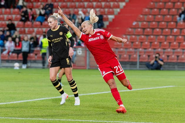 Pernille Harder (FC Bayern Muenchen Frauen, 21) bejubelt das Tor von Giulia Gwinn (FC Bayern Muenchen Frauen, 07) - nicht im Bild - zum 1:0 GER, FC Bayern Muenchen Frauen vs. Manchester City WFC, UEFA Womans Champions League, Ligaphase, 1. Spieltag, Spielzeit 2026 2027, 22.09.2026 (DFL DFB REGULATIONS PROHIBIT ANY USE OF PHOTOGRAPHS as IMAGE SEQUENCES and or QUASI-VIDEO). Foto: HMB Media Franz Feiner Copyright: HMBxMedia FranzxFeiner