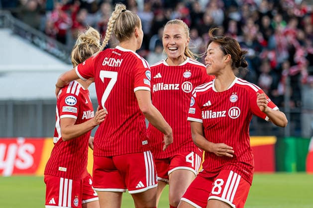 Linda Dallmann (FC Bayern Muenchen Frauen, 10), Glodis Perla Viggosdottir (FC Bayern Muenchen Frauen, 04) und Momoko Tanikawa (FC Bayern Muenchen Frauen, 18) bejubeln mit Giulia Gwinn (FC Bayern Muenchen Frauen, 07) deren Tor zum 1:0 GER, FC Bayern Muenchen Frauen vs. Manchester City WFC, UEFA Womans Champions League, Ligaphase, 1. Spieltag, Spielzeit 2026 2027, 22.09.2026 (DFL DFB REGULATIONS PROHIBIT ANY USE OF PHOTOGRAPHS as IMAGE SEQUENCES and or QUASI-VIDEO). Foto: HMB Media Franz Feiner Copyright: HMBxMedia FranzxFeiner