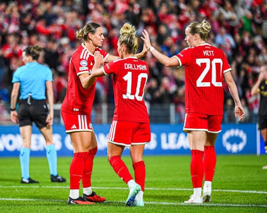 22.09.2026, Unterhaching, Deutschland. UEFA Women s Champions League, 1. Spieltag der Ligaphase: FC Bayern München Frauen gegen Manchester City. UWCL-Auftakt der FC Bayern Frauen und erstes UWCL-Pflichtspiel im neuen Zuhause Sportpark Unterhaching. FC Bayern jubelt. Klara Bühl (FC Bayern Frauen) mit Linda Dallmann (FC Bayern Frauen) und Franziska Kett (FC Bayern Frauen)